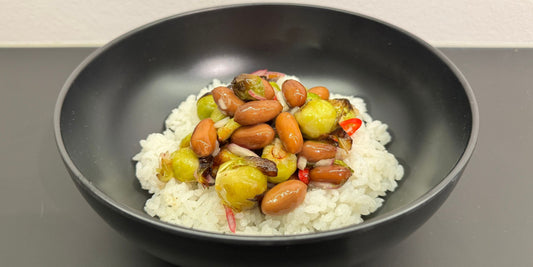 Reisbowl mit Rosenkohl und Boiled Peanuts Umami